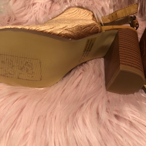 Camel Open toe textured bootie - Picture 2 of 6